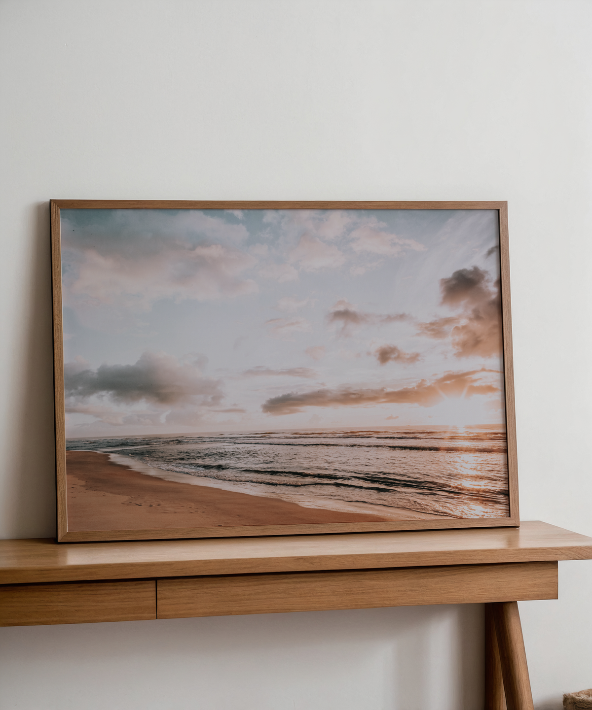 Mockup av Soft Horizon Sunset affisch på vägg – köp enkelt hos Bozetto i hög kvalitet