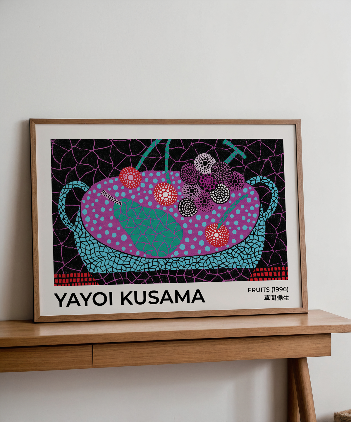 Mockup av Yayoi Kusama – Fruits (1996) affisch på vägg – köp enkelt hos Bozetto i hög kvalitet