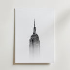 Misty Manhattan Spire Poster – canvas utan passepartout