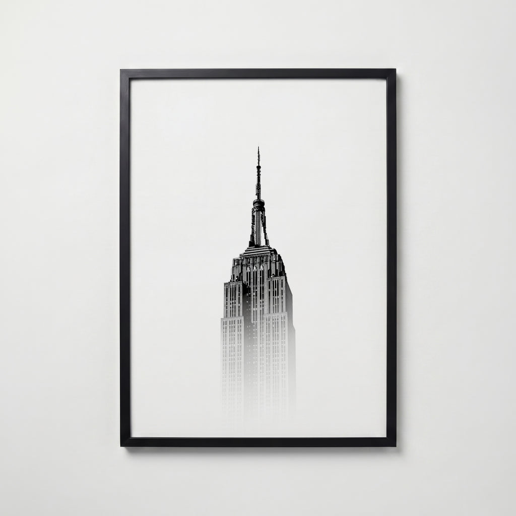 Misty Manhattan Spire Poster – svart ram