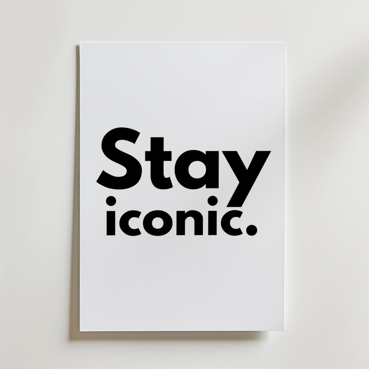 Stay Iconic – stilfullt konsttryck från Bozetto, tryckt på matt finpapper i hög tryckkvalitet