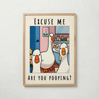 Excuse Me Bathroom Ducks – affisch med stilfullt motiv från Bozetto i hög kvalitet