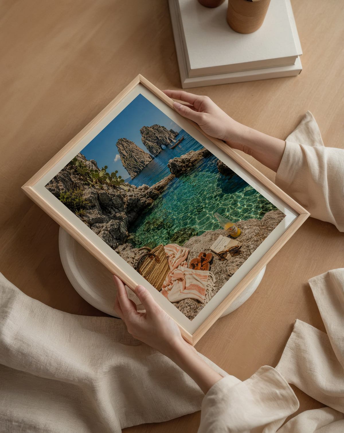 Marco Ricci Faraglioni Capri Poster – de ikoniska klippformationerna Faraglioni utanför Capris kust