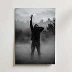 Fog Rebel Poster – person i dimma höjer fredstecken mot himlen