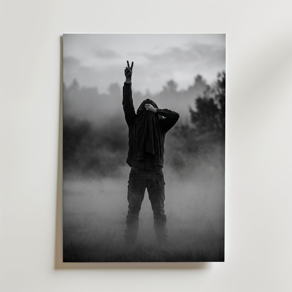 Fog Rebel Poster – person i dimma höjer fredstecken mot himlen