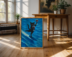Surfing Wine Cat poster visualiserad på vägg – se rätt storlek med mockup från Bozetto