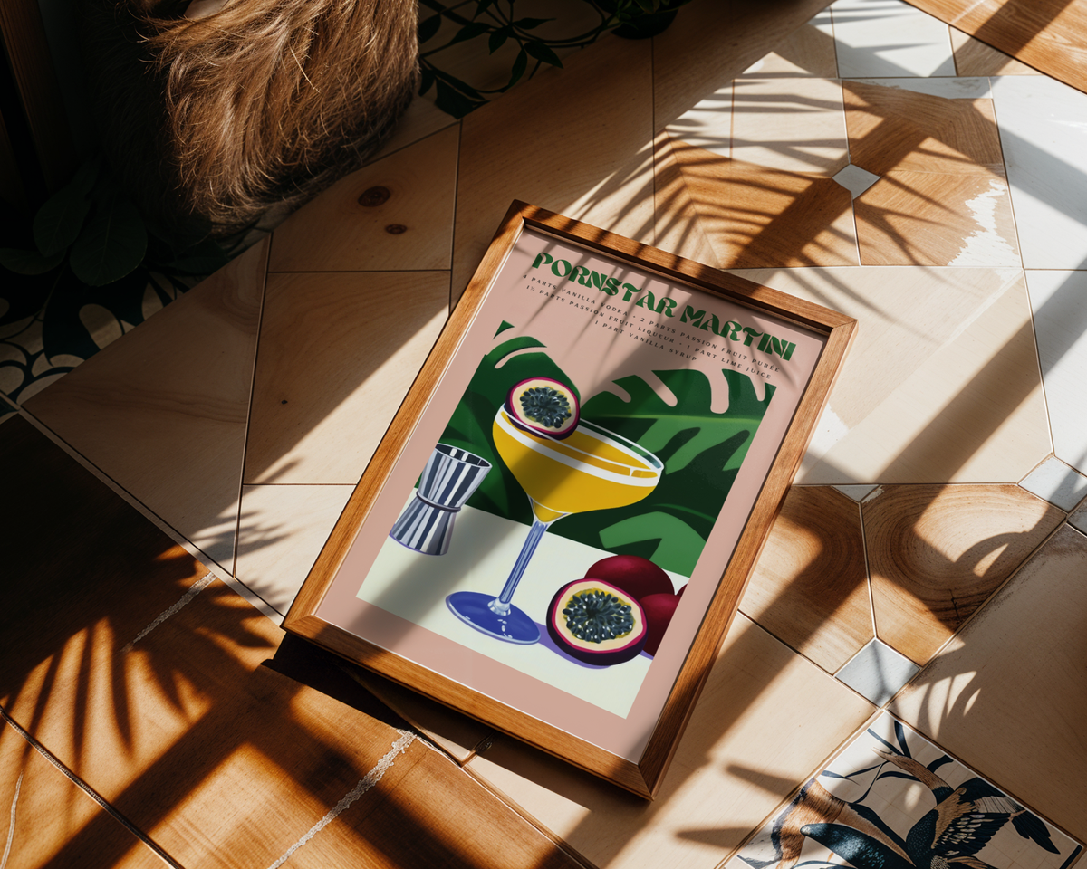 Pornstar Martini Drink poster visualiserad på vägg – från Bozetto i hög kvalitet