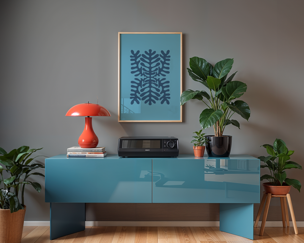 Mockup av Deep Blue Symmetry affisch på vägg – köp enkelt hos Bozetto i hög kvalitet