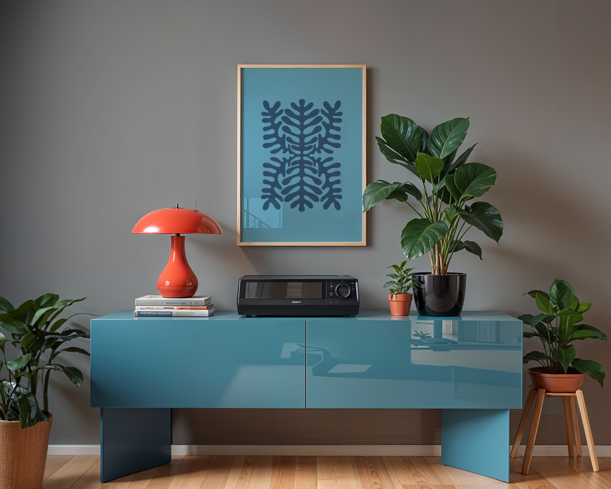 Mockup av Deep Blue Symmetry affisch på vägg – köp enkelt hos Bozetto i hög kvalitet