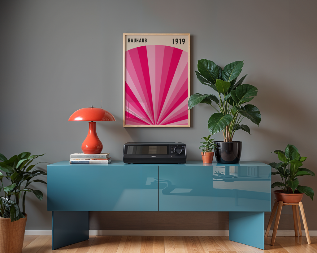 Mockup av Bauhaus Pink Radiance affisch på vägg – köp enkelt hos Bozetto i hög kvalitet