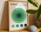 Mockup av Bauhaus Green Circles affisch på vägg – köp enkelt hos Bozetto i hög kvalitet