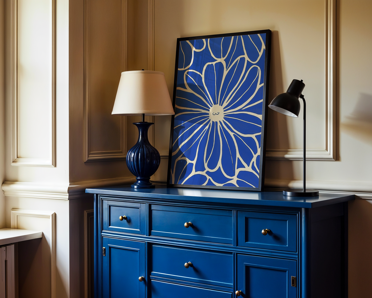 Mockup av Happy Blue Flower affisch på vägg – köp enkelt hos Bozetto i hög kvalitet