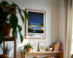 Hiroshi Nagai Poolside poster visualiserad på vägg – från Bozetto i hög kvalitet