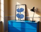 Mockup av Blue floral Botanical Home affisch på vägg – köp enkelt hos Bozetto i hög kvalitet