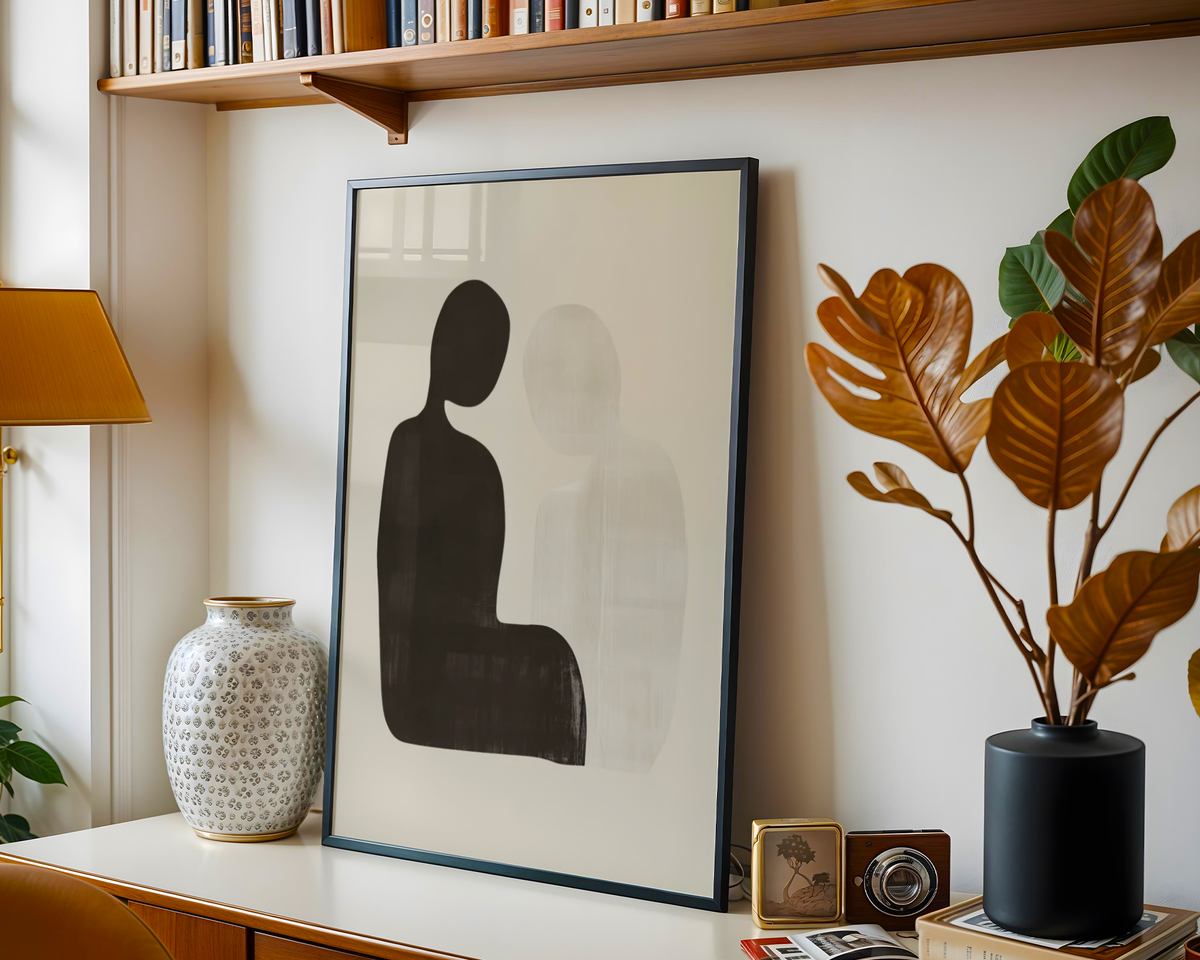 Mockup av Silent Companions affisch på vägg – köp enkelt hos Bozetto i hög kvalitet