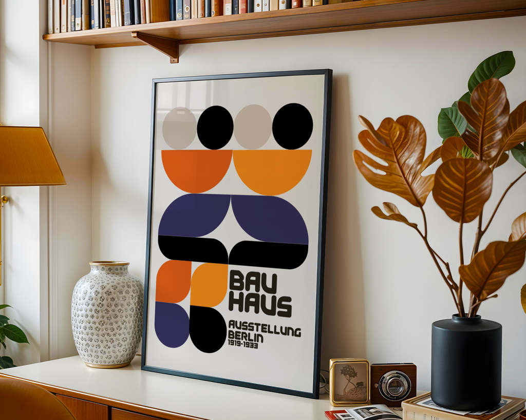 Mockup av Bauhaus Berlin Exhibition affisch på vägg – köp enkelt hos Bozetto i hög kvalitet