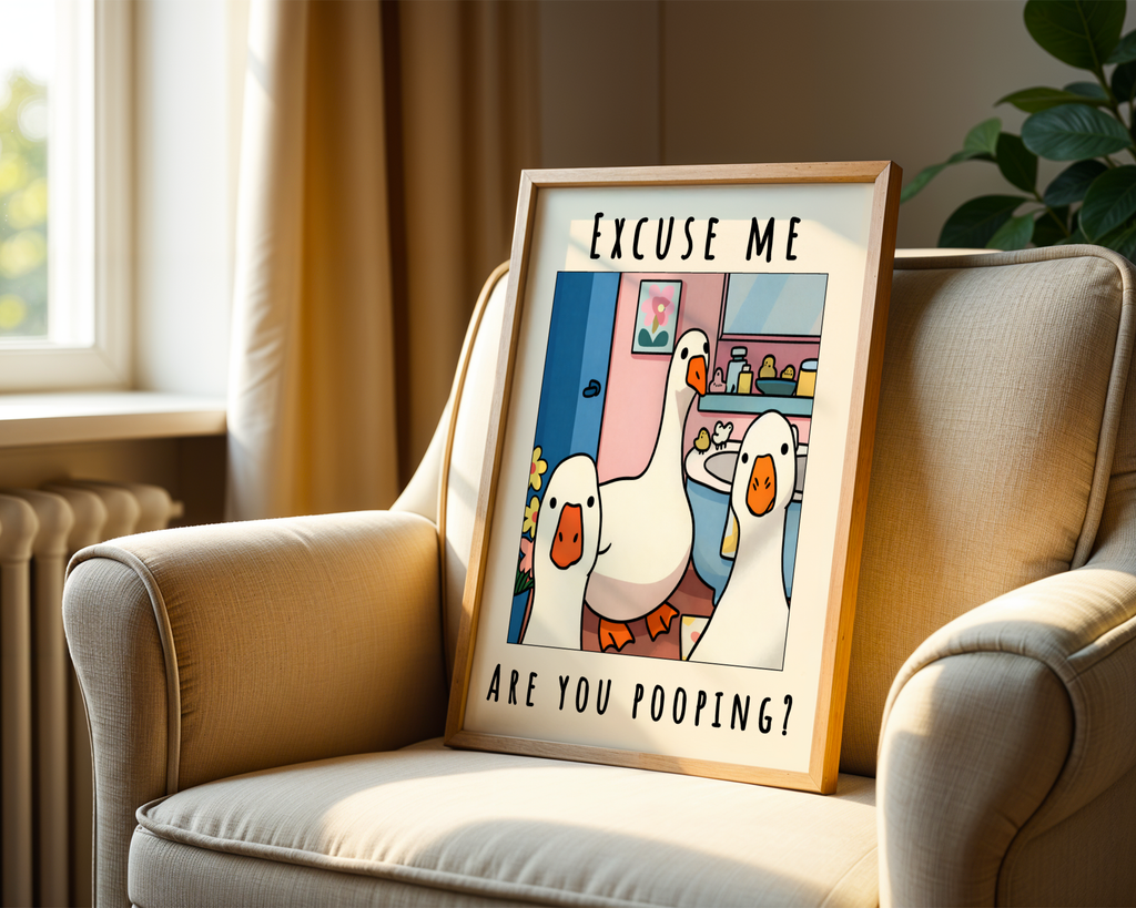 Mockup av Excuse Me Bathroom Ducks affisch på vägg – köp enkelt hos Bozetto i hög kvalitet