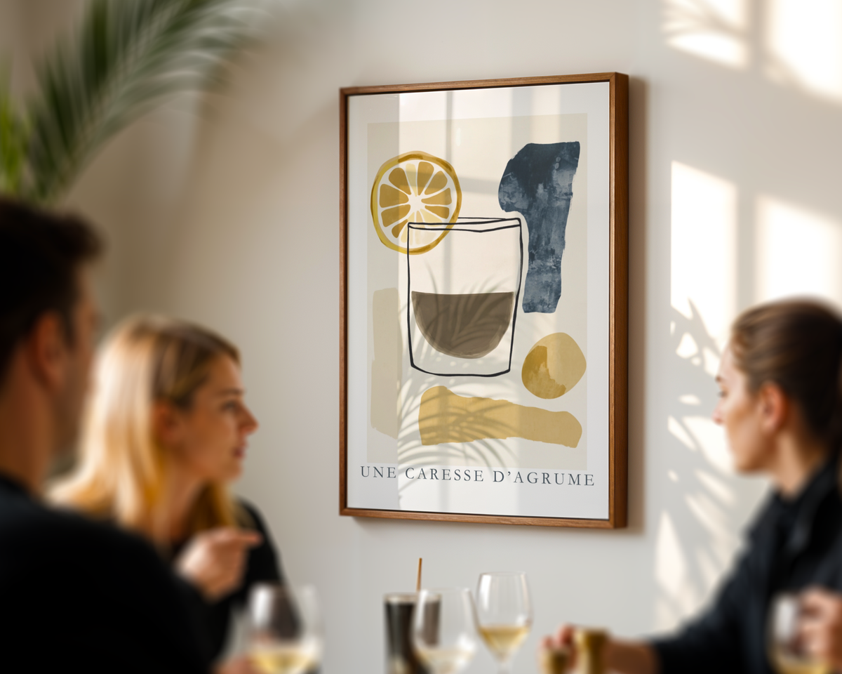 Mockup av UNE CARESSE D'AGRUME Drink affisch på vägg – köp enkelt hos Bozetto i hög kvalitet
