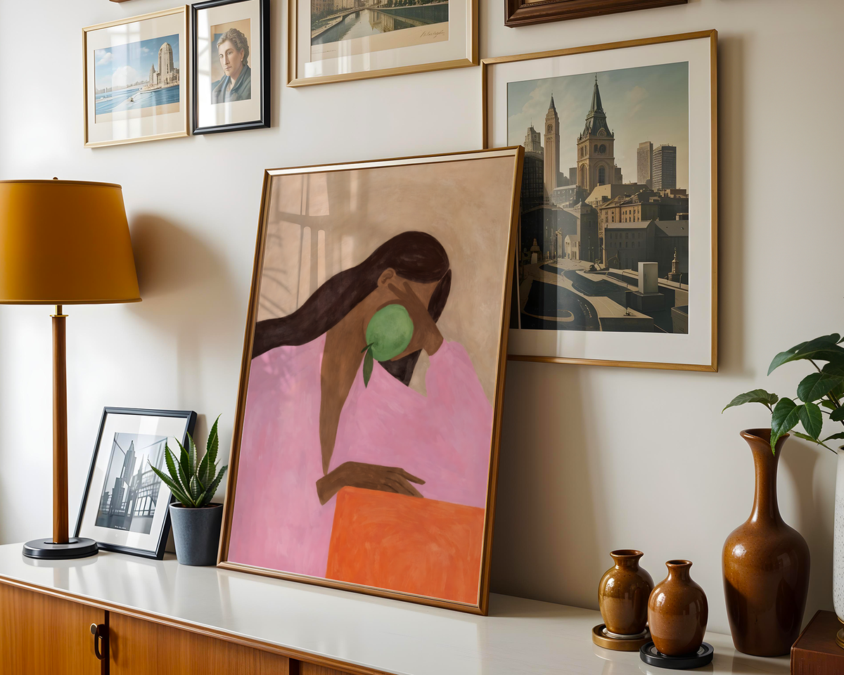 Mockup av Woman With Apple affisch på vägg – köp enkelt hos Bozetto i hög kvalitet