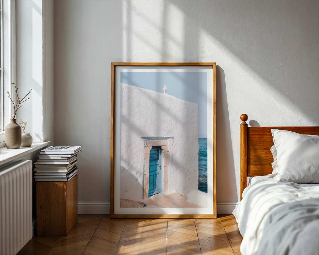 Mockup av Coastal Chapel Serenity affisch på vägg – köp enkelt hos Bozetto i hög kvalitet