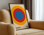 Mockup av Bauhaus Target affisch på vägg – köp enkelt hos Bozetto i hög kvalitet
