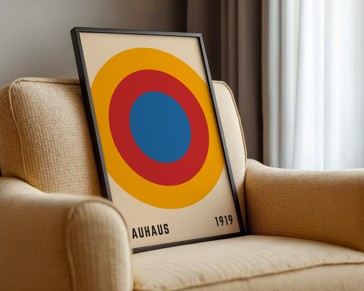Mockup av Bauhaus Target affisch på vägg – köp enkelt hos Bozetto i hög kvalitet