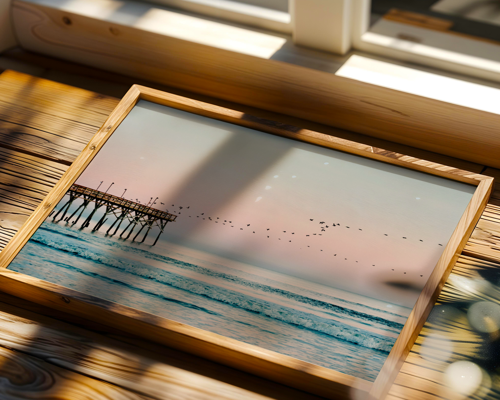 Mockup av Pastel Pier Horizon affisch på vägg – köp enkelt hos Bozetto i hög kvalitet