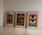 Bundle 3-pack Yayoi Kusama Art Collection visualiserad i interiör – postercollection hos Bozetto