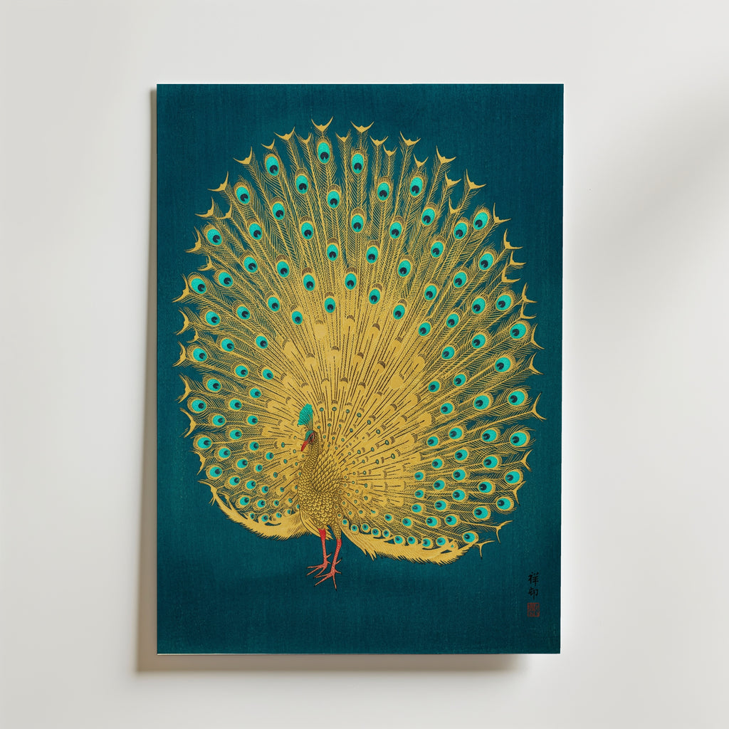 Golden Peacock Poster – guldpåfågel med utbredd svansdräkt mot petrolblå bakgrund i japansk stil
