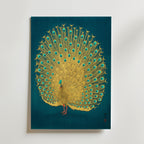 Golden Peacock Poster – guldpåfågel med utbredd svansdräkt mot petrolblå bakgrund i japansk stil