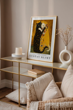 Mockup av Gustav Klimt Golden Embrace affisch på vägg – köp enkelt hos Bozetto i hög kvalitet