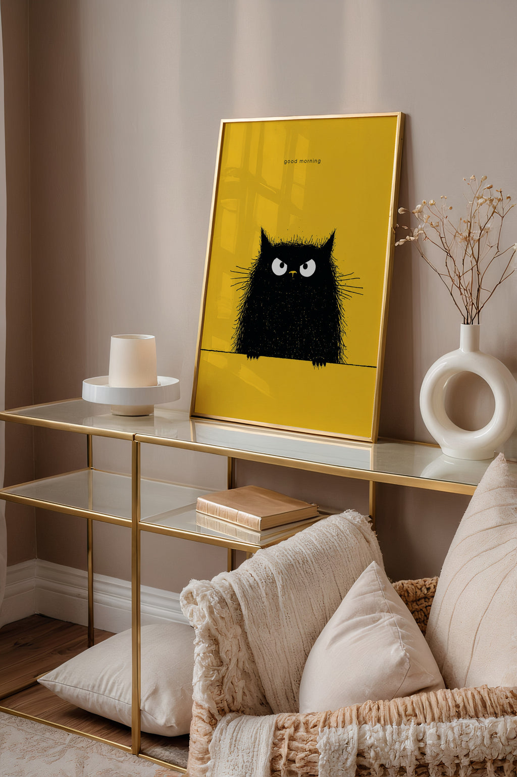 Good Morning Poster – lurvig svart katt på gul bakgrund i ljust vardagsrum, väggkonst från Bozetto