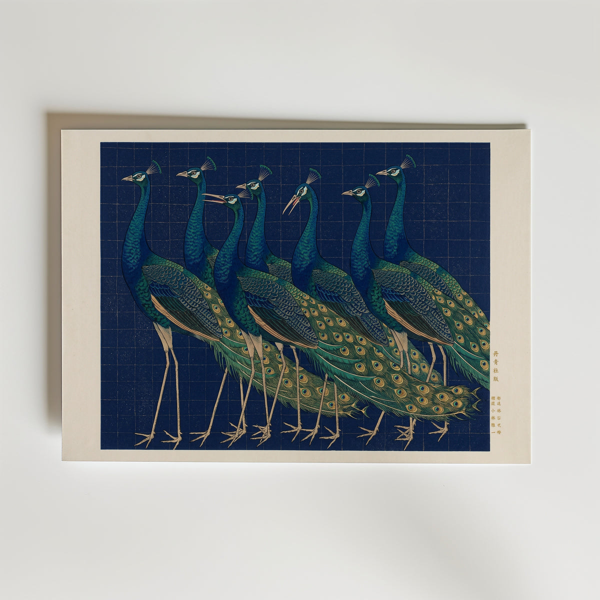 Indigo Peacocks Poster – påfåglar i japansk träsnittsstil mot djupblå bakgrund