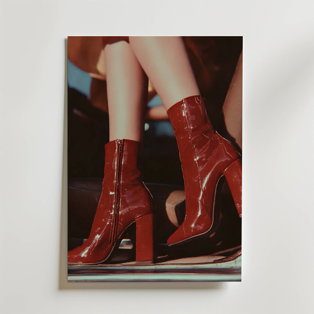 Crimson Heels – stilfullt konsttryck från Bozetto, tryckt på matt finpapper i hög tryckkvalitet