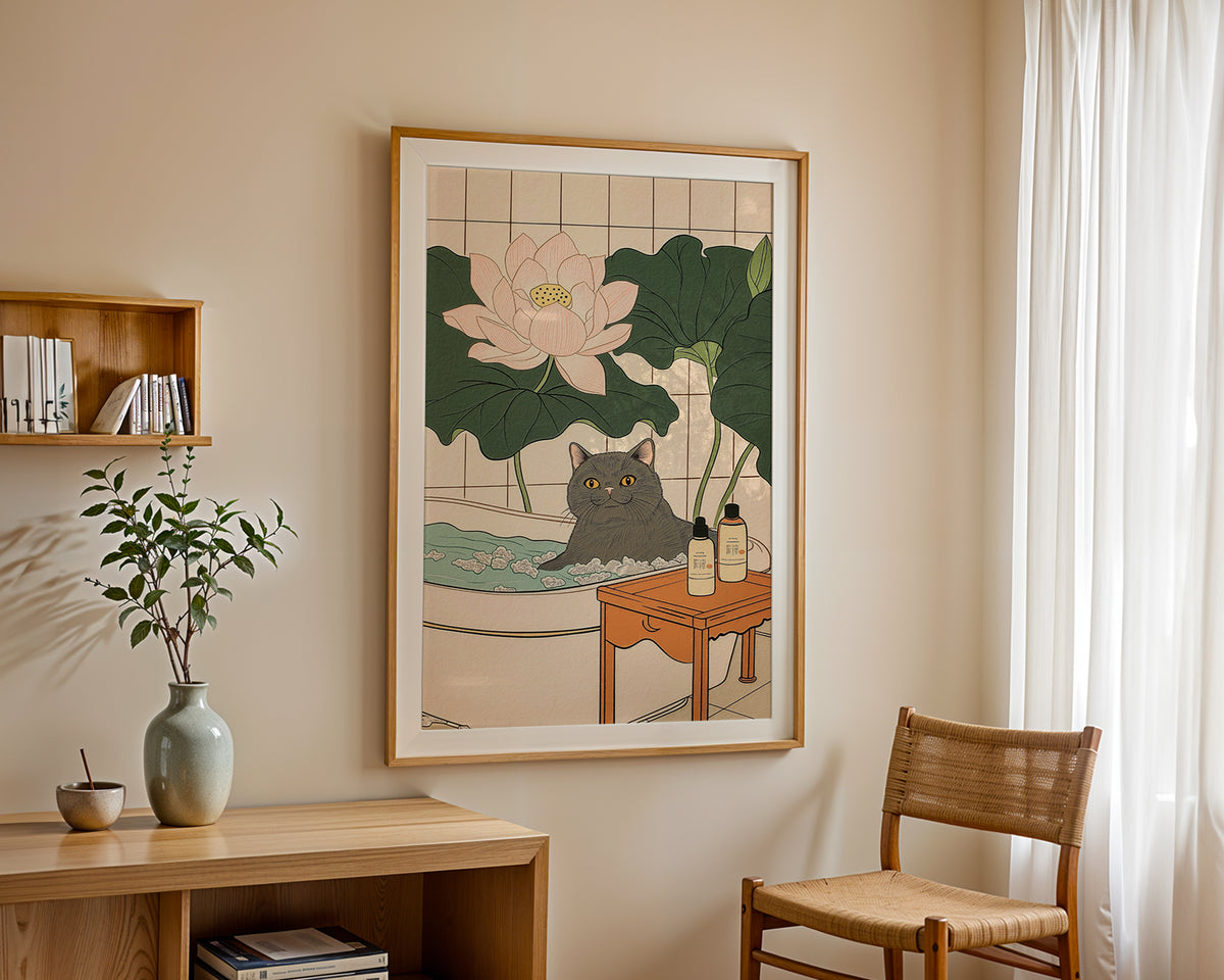 Lotus Bath Cat poster visualiserad på vägg – se rätt storlek med mockup från Bozetto