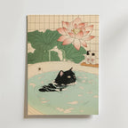 Mockup av Black Cat In Lotus Bath affisch på vägg – köp enkelt hos Bozetto i hög kvalitet