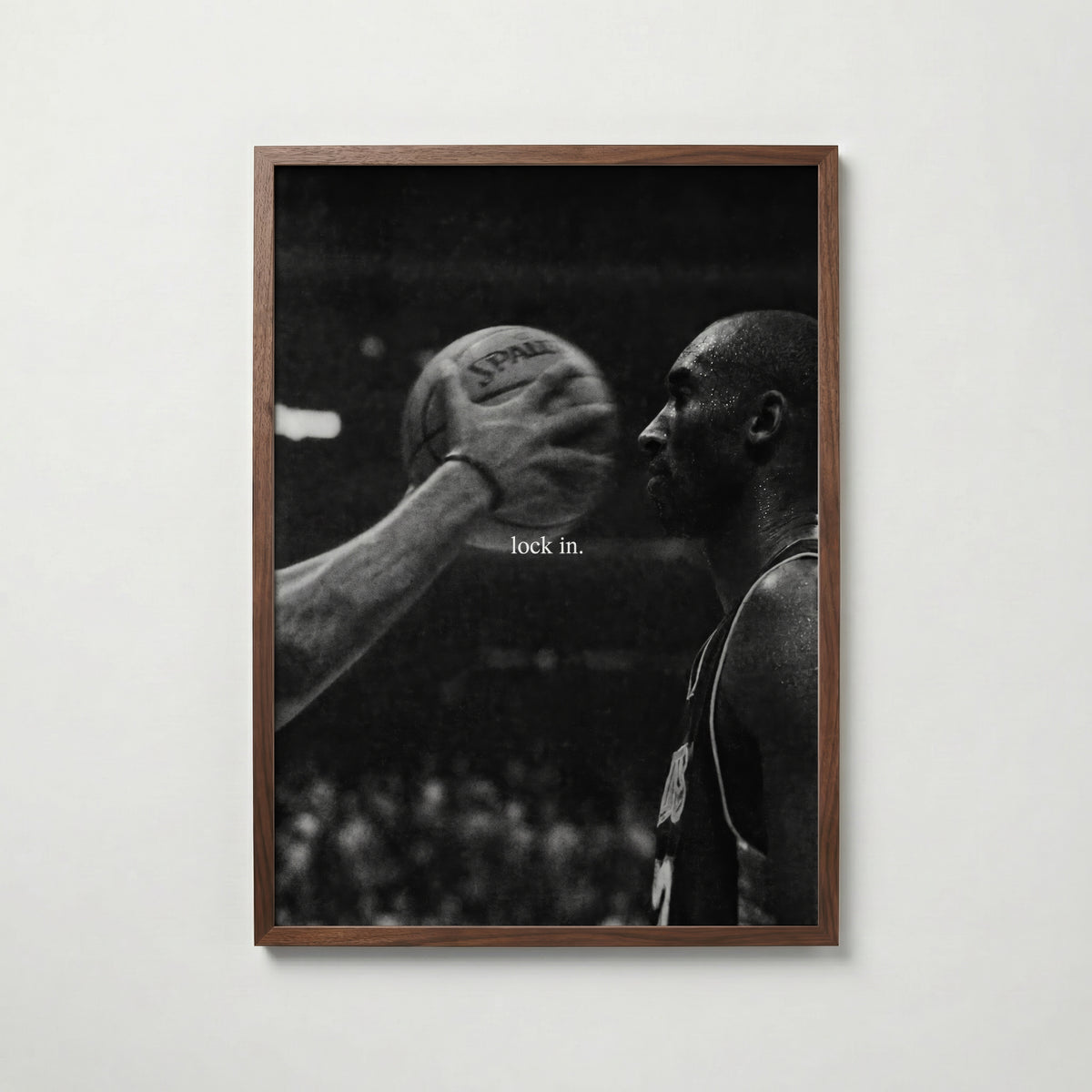 Kobe Bryant Lock In affisch på vit bakgrund – köp enkelt hos Bozetto i hög kvalitet