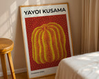 Mockup av Yayoi Kusama Pumpkin 1990 affisch på vägg – köp enkelt hos Bozetto i hög kvalitet