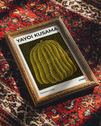Mockup av Yayoi Kusama Yellow Pumpkin affisch på vägg – köp enkelt hos Bozetto i hög kvalitet