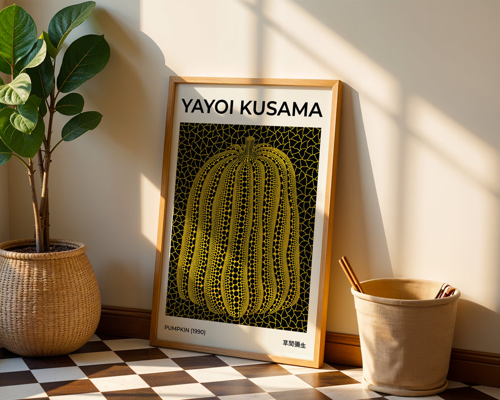 Yayoi Kusama Yellow Pumpkin poster visualiserad på vägg – från Bozetto i hög kvalitet