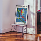Väggmockup med Yayoi Kusama Streets 1989 – köp enkelt hos Bozetto affisch i hög kvalitet