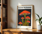 Yayoi Kusama Mushrooms poster visualiserad på vägg – från Bozetto i hög kvalitet