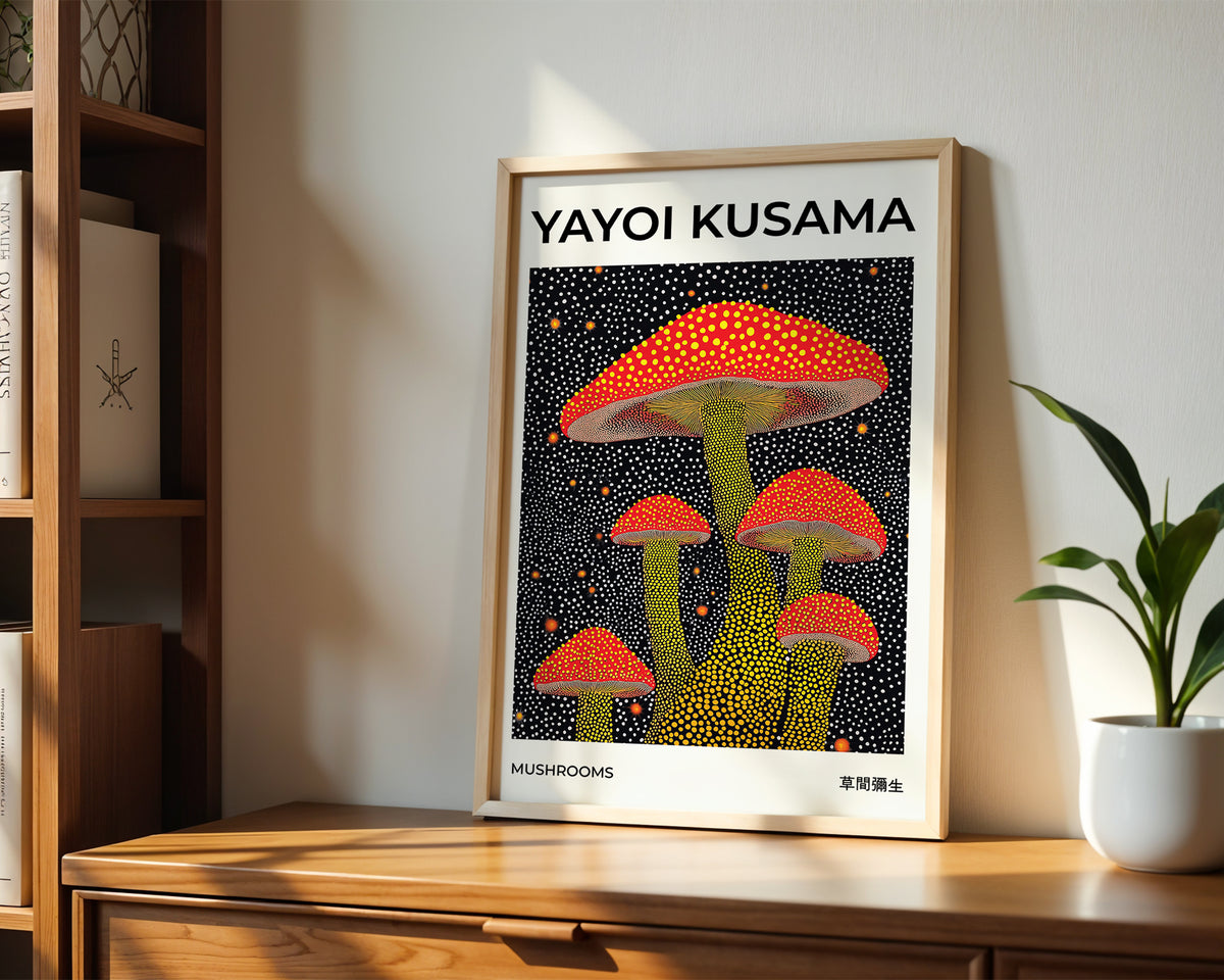 Yayoi Kusama Mushrooms poster visualiserad på vägg – från Bozetto i hög kvalitet