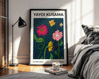 Mockup av Yayoi Kusama Flowers affisch på vägg – köp enkelt hos Bozetto i hög kvalitet