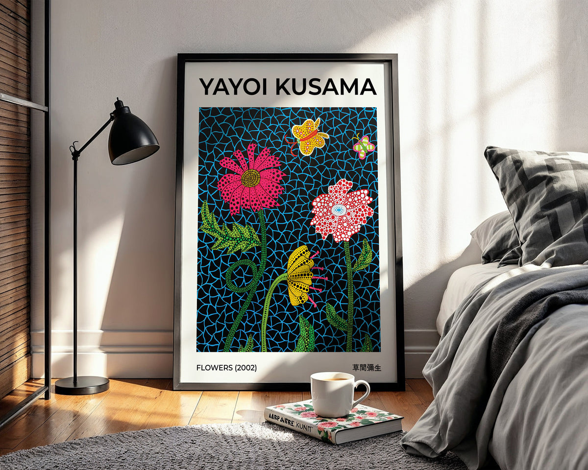 Mockup av Yayoi Kusama Flowers affisch på vägg – köp enkelt hos Bozetto i hög kvalitet