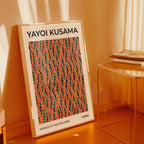 Yayoi Kusama Passage Of The poster visualiserad på vägg – från Bozetto i hög kvalitet