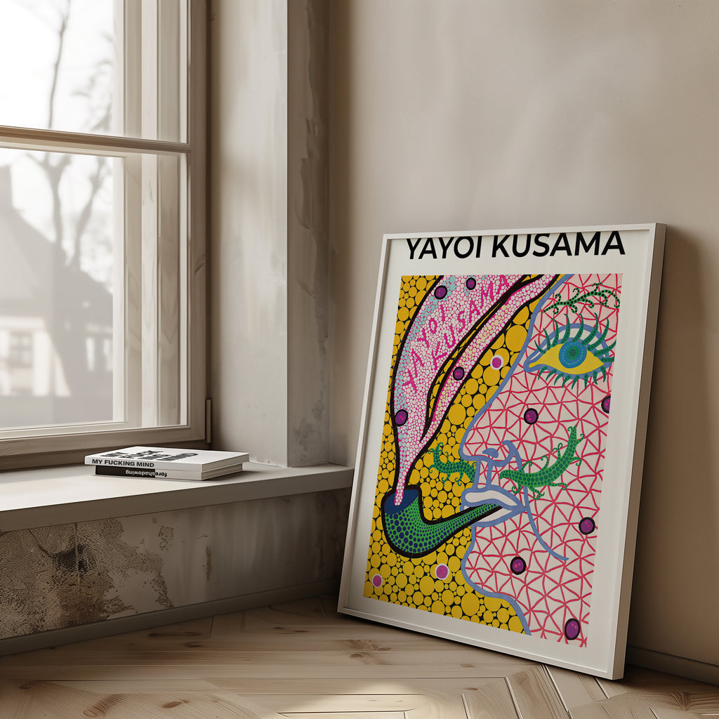 Mockup av Yayoi Kusama Fantasizing in affisch på vägg – köp enkelt hos Bozetto i hög kvalitet