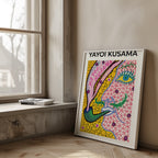 Mockup av Yayoi Kusama Fantasizing in affisch på vägg – köp enkelt hos Bozetto i hög kvalitet