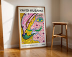 Yayoi Kusama Fantasizing in poster visualiserad på vägg – från Bozetto i hög kvalitet