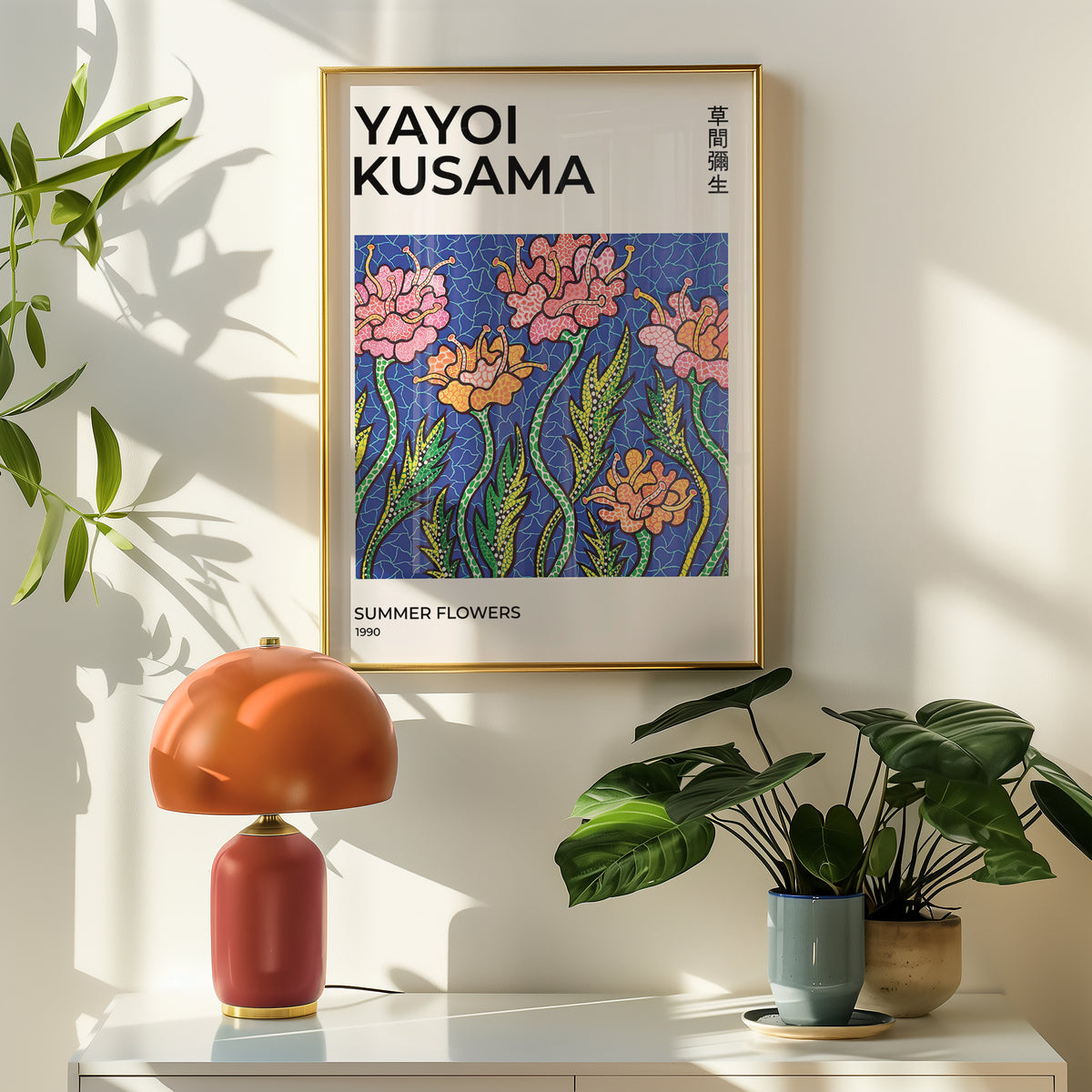 Yayoi Kusama Summer Flowers poster visualiserad på vägg – från Bozetto i hög kvalitet